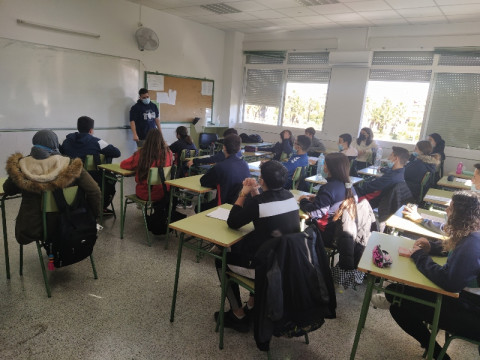 Profesionales de Azarbe presentan el Programa de Inserción en el colegio Azalea del municipio de Beniel 
