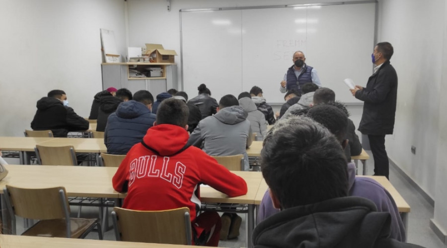 21 personas jóvenes atendidas en el Programa de Inserción de Azarbe en Murcia visitan la sede de la Federación Regional de Empresas del Metal de Murcia (FREMM)