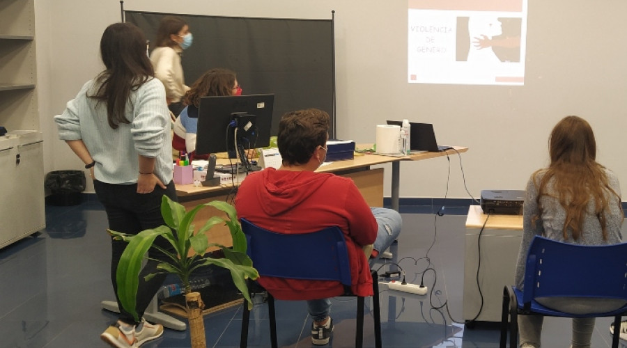 Las personas atendidas por Azarbe realizan actividades de sensibilización con motivo del Día de la Eliminación de la Violencia Contra la Mujer